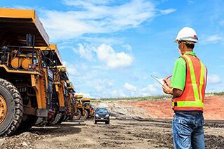 A work supervising the work in the mine