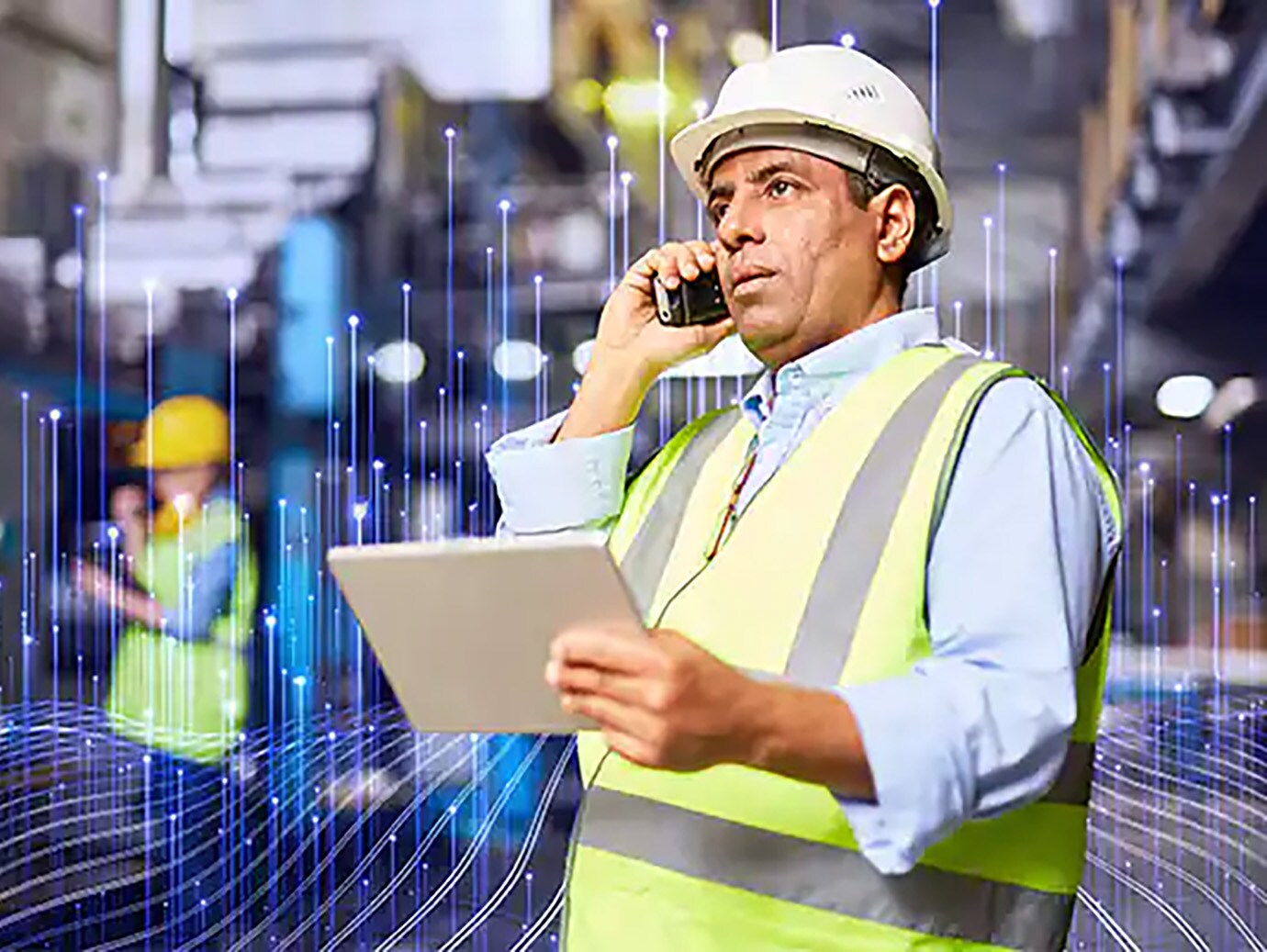 Homem com equipamento de segurança utilizando um tablet e um celular, sobreposto com um gráfico de nós de transmissão