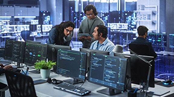 Colaboradores discutindo em uma sala de controle, sobrepostos com um gráfico de nós de transmissão ao fundo