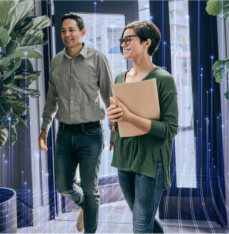 Um homem e uma mulher caminham por um saguão