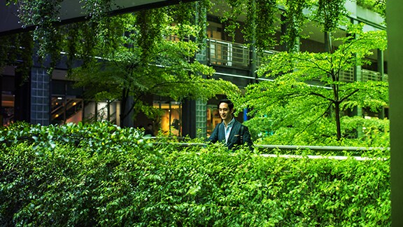 Homem passeando por um jardim
