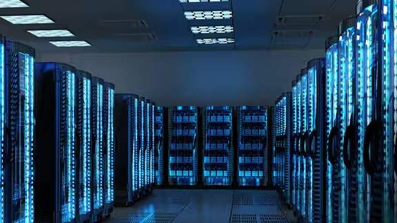 Interior de um data center, com servidores alinhados em fileiras